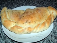 Calzone ripieno di prosciutto e melenzane a funghetto