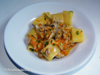 Mezzi paccheri con zucca, salsicce e funghi porcini