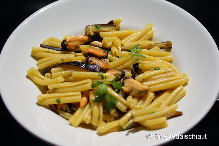 Caserecce con melenzane, cozze e pecorino