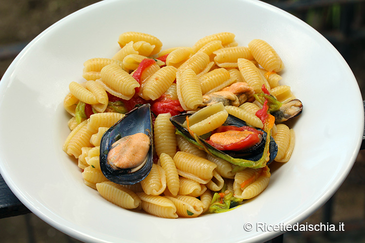 Gnocchetti con cozze, fiori di zucca e pomodorino