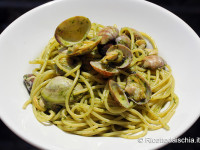 Spaghetti al pesto con le vongole