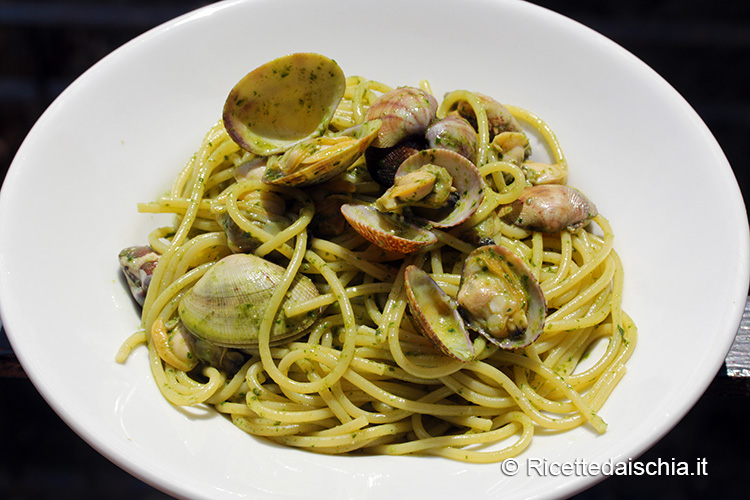 Spaghetti al pesto con le vongole