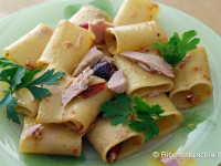 Paccheri con tonno, olive e capperi