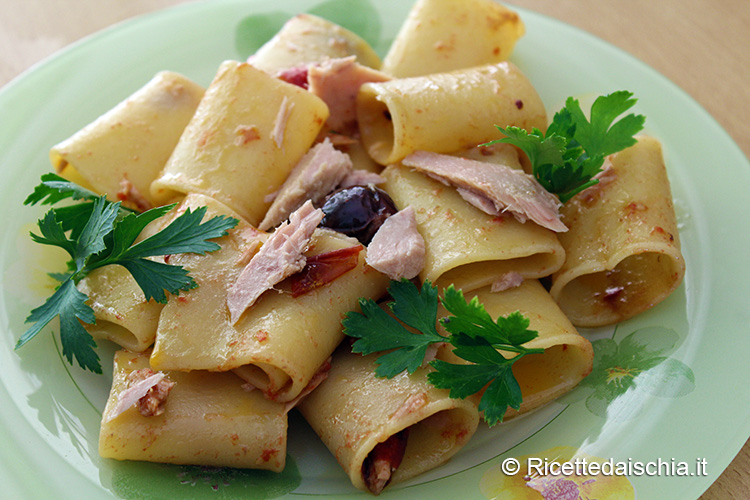 Paccheri con tonno, olive e capperi