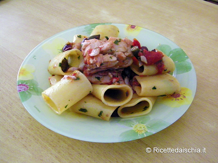 Paccheri stocco, olive, capperi e pinoli