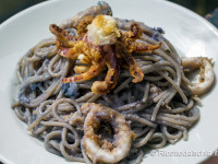 Spaghetti con cavolo rosso e calamari