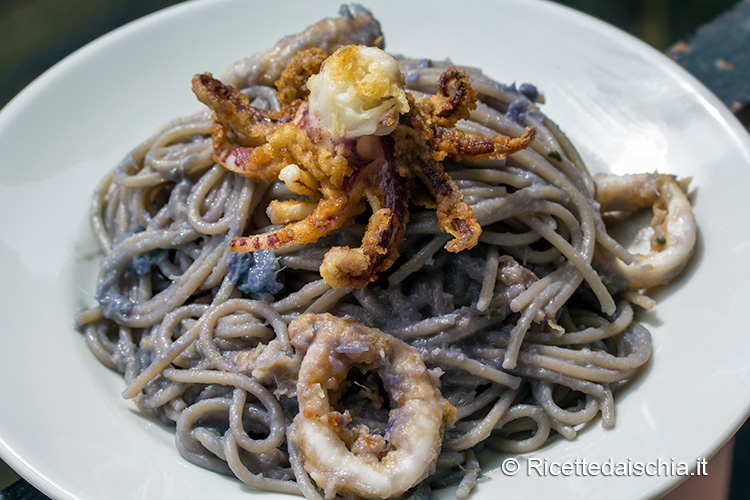 Spaghetti con cavolo rosso e calamari