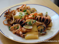 Paccheri con seppie, vongole e gamberi