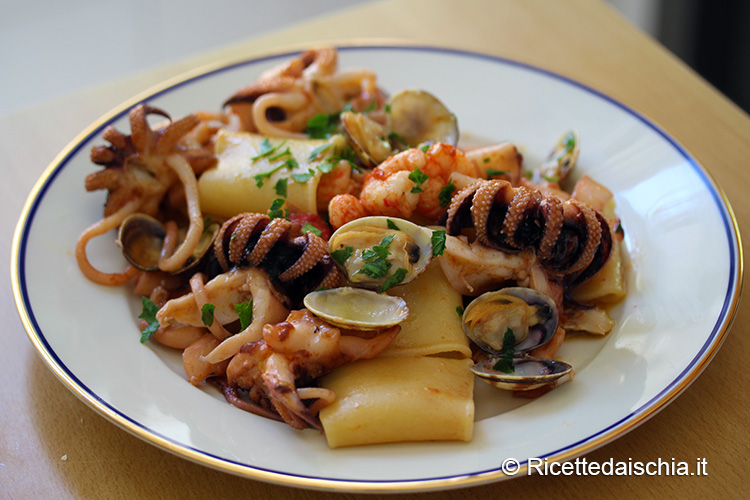 Paccheri con seppie, vongole e gamberi