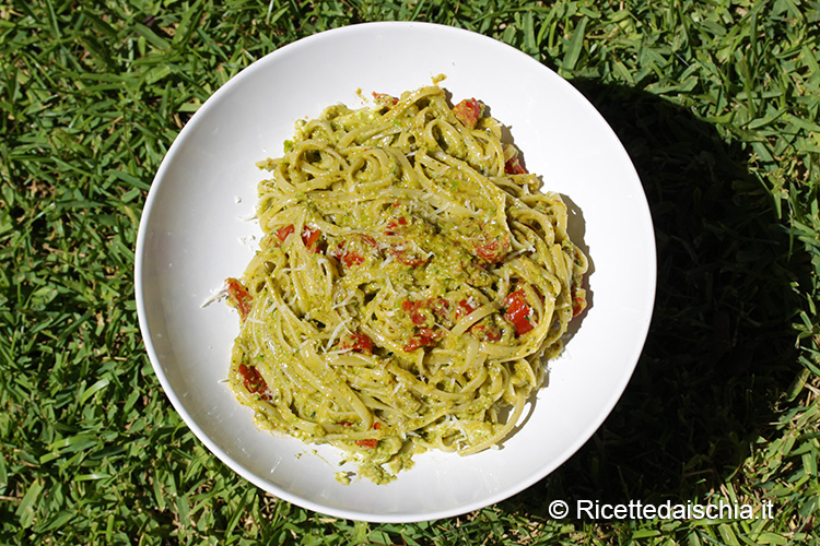 Spaghetti al pesto di peperoncini verdi