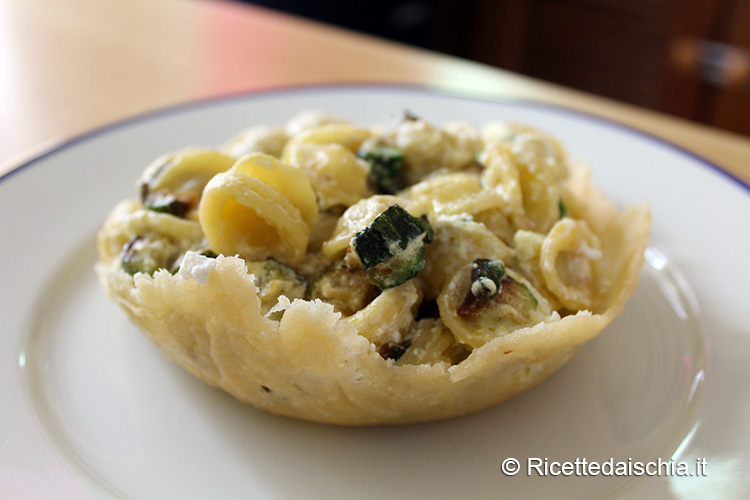 Orecchiette zucchine e ricotta su cialda di parmigiano