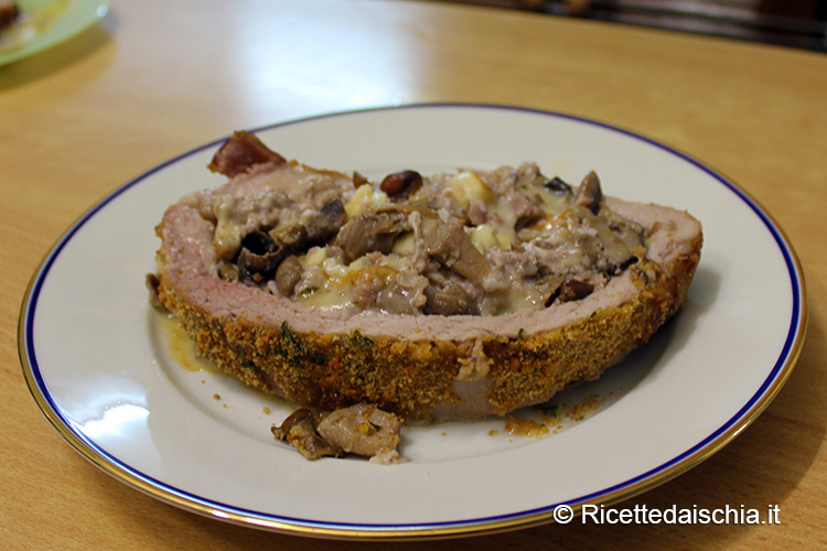 Come preparare una tasca di maiale ripiena di funghi, scamorza e pasta di salsiccia