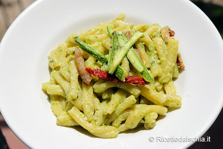 Caserecce con pesto di zucchine e pancetta