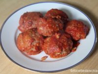 Polpette al sugo con uva passa e pinoli