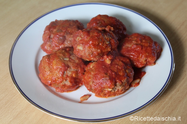 Polpette al sugo con uva passa e pinoli