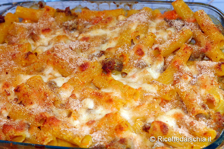 Tortiglioni al forno con zucca, salsiccia e provola