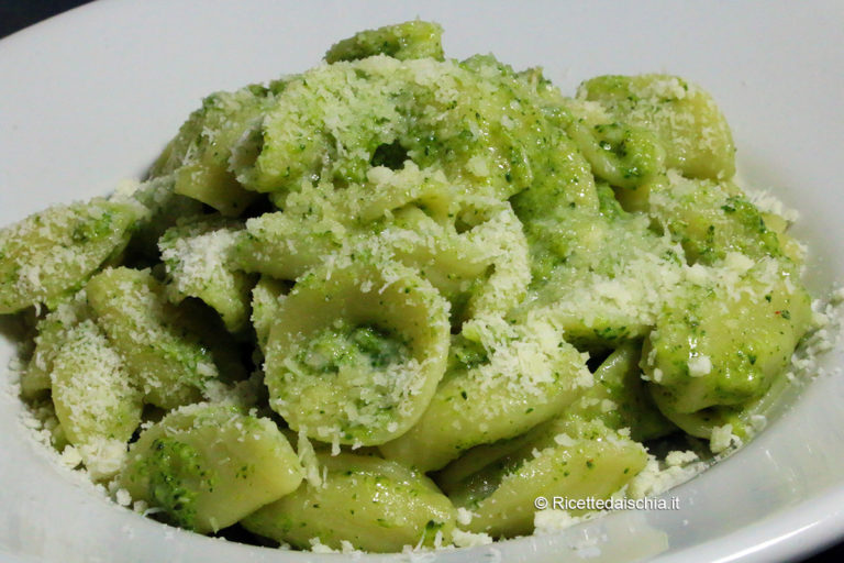 Orecchiette ai broccoli e acciughe