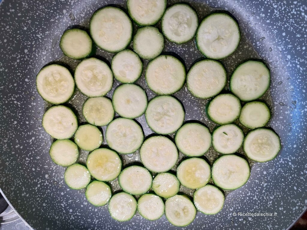 zucchine a rondelle che soffriggono