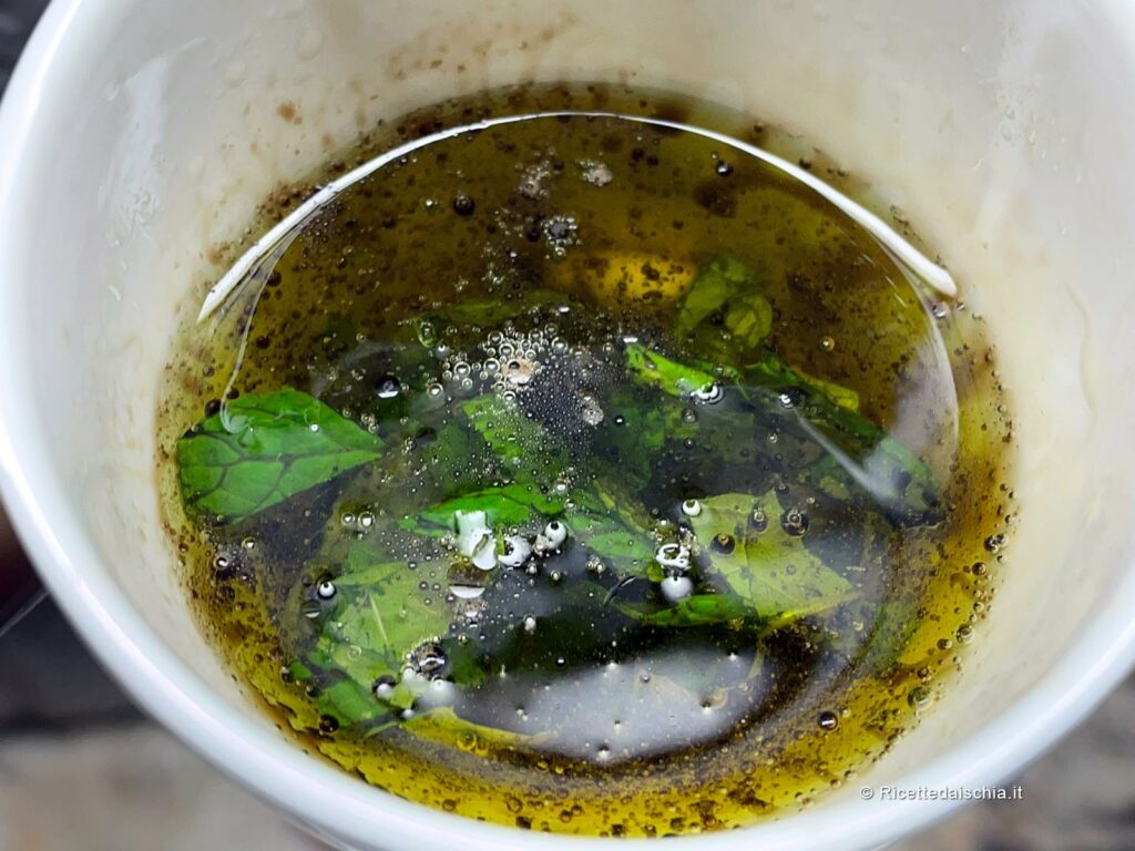 Marinatura di aglio, menta e sale in olio e aceto