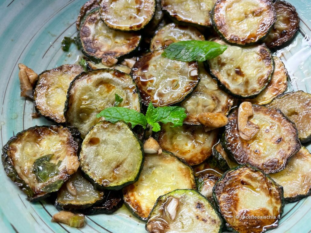 zucchine alla scapece condite e guarnite con foglie di menta